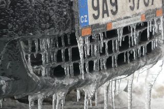 Ledovka útočí: Přes noc se země změnila v jedno velké kluziště - Médium.cz